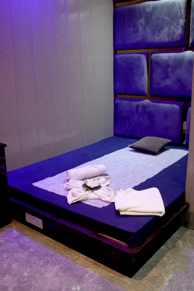 Certified therapist preparing an oil massage at Lavya Thai Spa